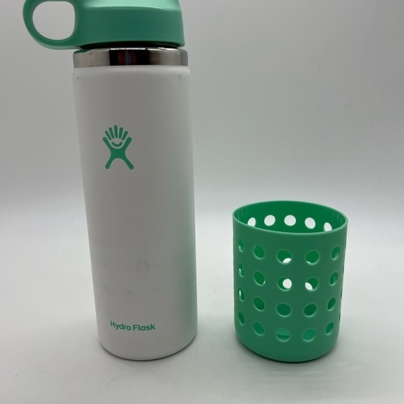 HYDRO FLASK  WHITE AND SEAFOAM GREEN 20 OUNCE INSULATED WATER BOTTLE - Picture 13 of 14